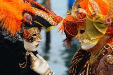 450px-Venice_Carnival_-_Masked_Lovers_(2010)